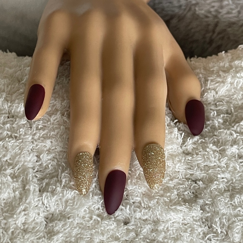 TIP BEAUTY  Faux Almond Shaped Nails with Glue in Burgundy & Gold